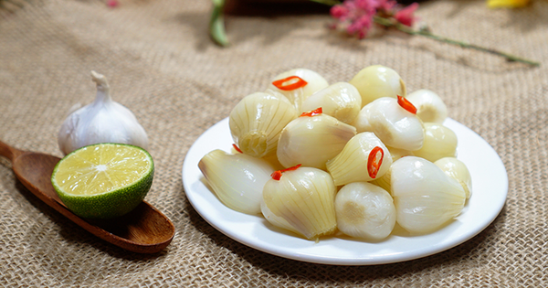 Bí quyết ăn dưa hành ngày Tết giúp dưa giòn lâu, không nổi váng