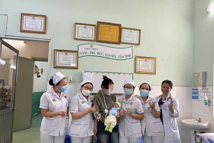 Bé sơ sinh tưởng bị bỏ rơi bất ngờ được bố mẹ đến bệnh viện đón về trong ngày cận Tết