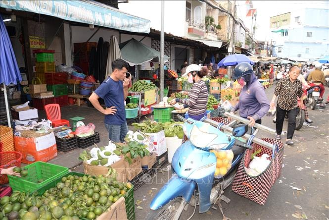 Giá một số nhóm hàng biến động nhẹ theo quy luật cận Tết