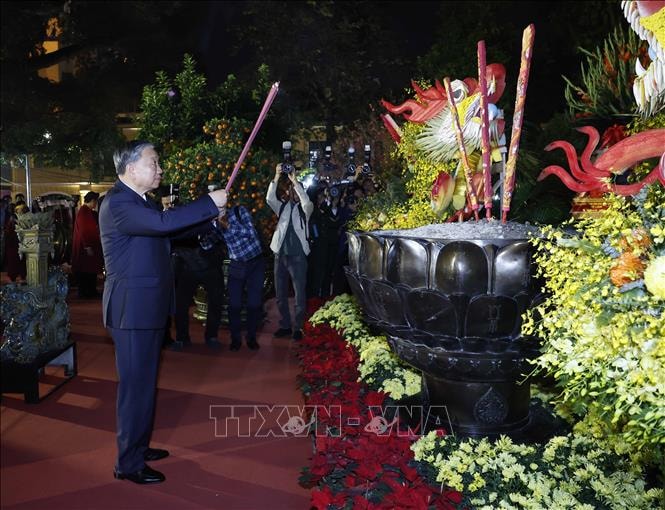 Tổng Bí thư Tô Lâm dâng hương tại tượng đài Vua Lý Thái Tổ