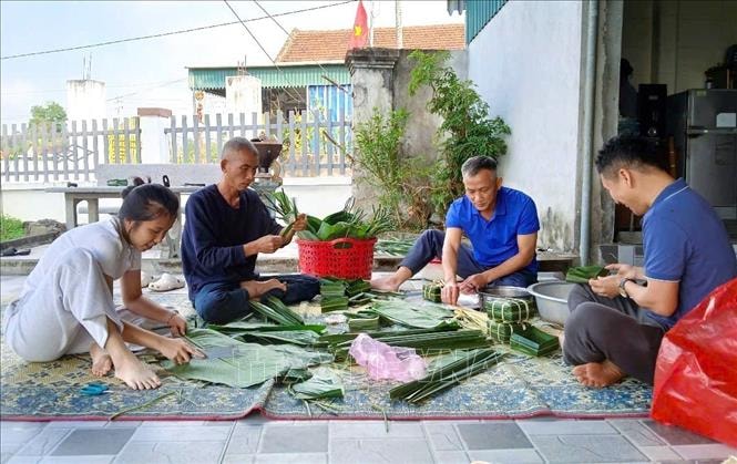 Gói bánh chưng khuôn lá dừa - nét đẹp văn hóa truyền thống của cư dân làng biển Diễn Châu
