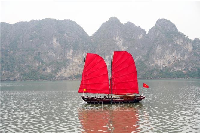 Chấp thuận đưa thuyền ba vách truyền thống vào phục vụ du lịch trên vịnh Hạ Long