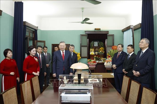 Tổng Bí thư Tô Lâm dâng hương tại Khu Di tích Hoàng thành Thăng Long và Di tích nhà 67