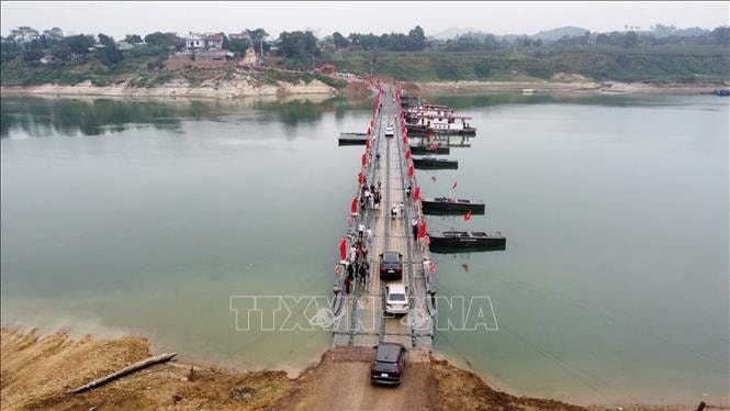 Thủ tướng gửi Thư khen các cơ quan, đơn vị 'thần tốc' làm cầu phao qua sông Lô