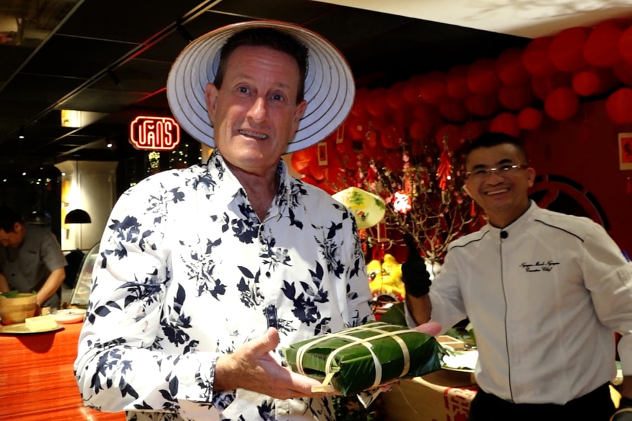 Khách Tây thích thú trong lần đầu tự gói bánh chưng