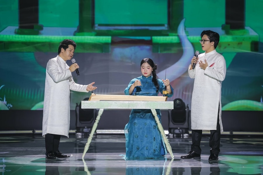 Ba bố con Trọng Tấn lần đầu chung sân khấu