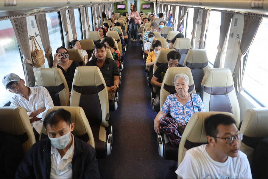 Cách giảm đau cổ gáy và thắt lưng khi đi tàu xe, máy bay