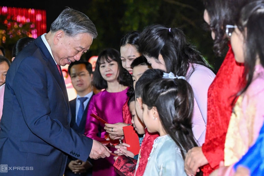 Tổng Bí thư Tô Lâm thăm hỏi, mừng tuổi người dân Thủ đô