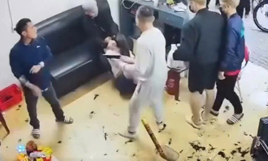 Kéo băng nhóm, cầm súng đánh người để đòi 10 triệu đồng