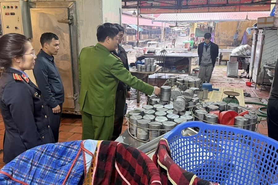 Hai mẹ con dùng hàn the sản xuất hàng tấn giò chả, xúc xích