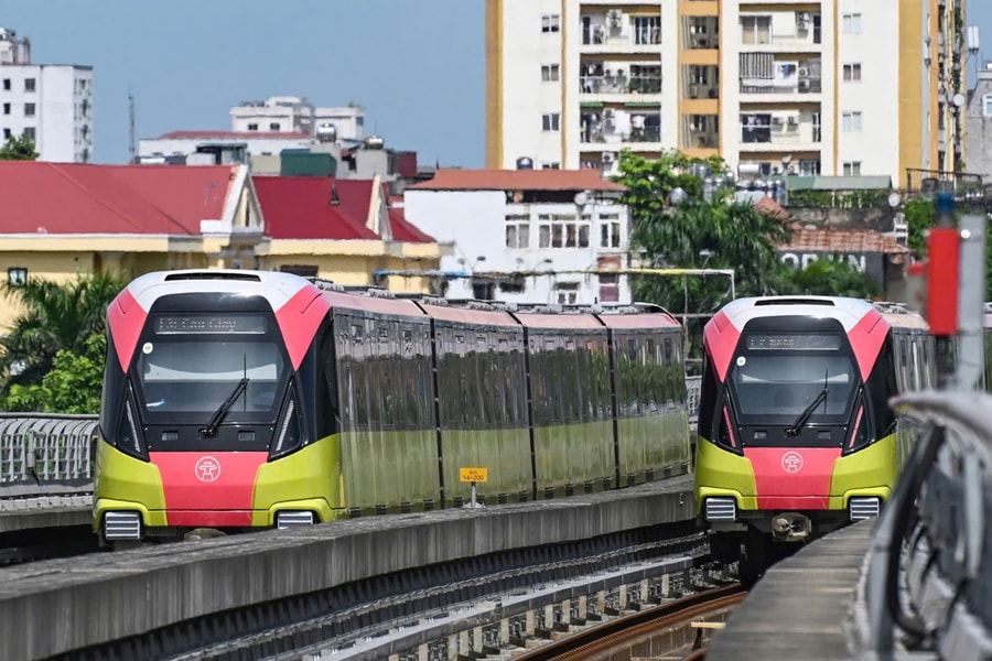 Tàu điện, xe buýt miễn phí xuyên đêm giao thừa