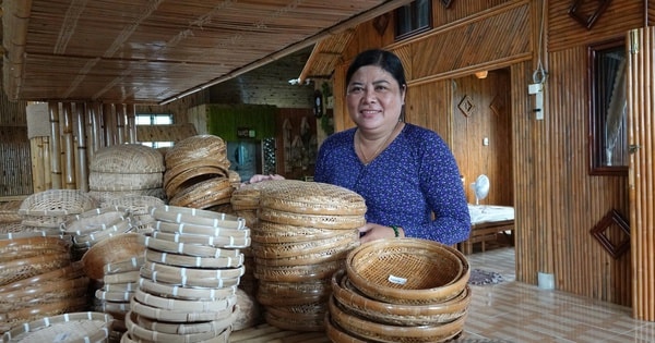 Người phụ nữ ở Cần Thơ đưa sản phẩm từ cây tre "xuất ngoại"