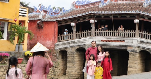 Du khách xúng xính áo dài check-in Hội An ngày 29 Tết Bính Ngọ