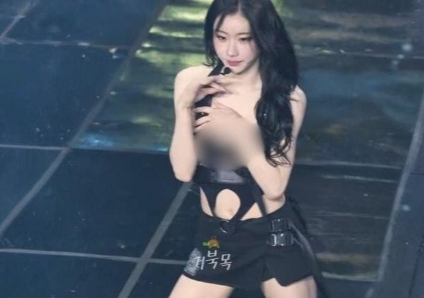 Ca sĩ Hàn Quốc hớ hênh trên sân khấu