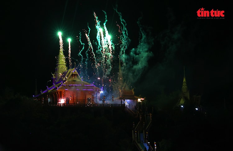 Vùng Bảy Núi rực sáng pháo hoa chào năm mới Bính Ngọ 2026