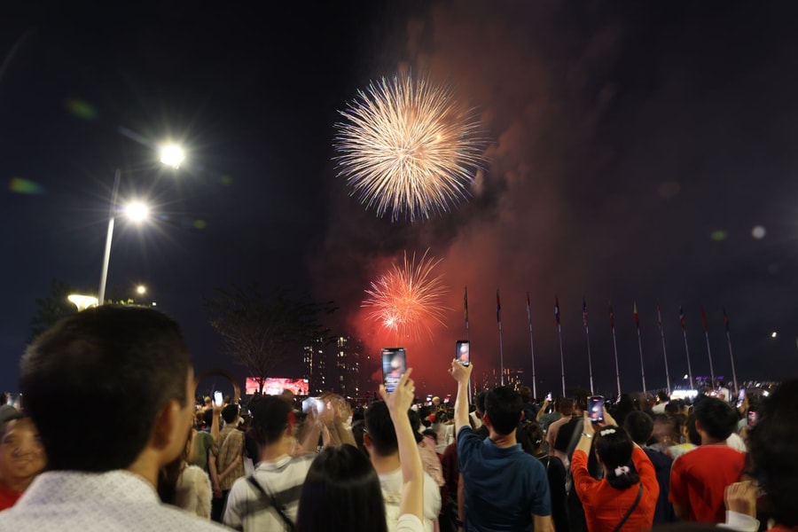 Người dân TP Hồ Chí Minh hào hứng với màn pháo hoa đón Giao thừa Tết Bính Ngọ 2026