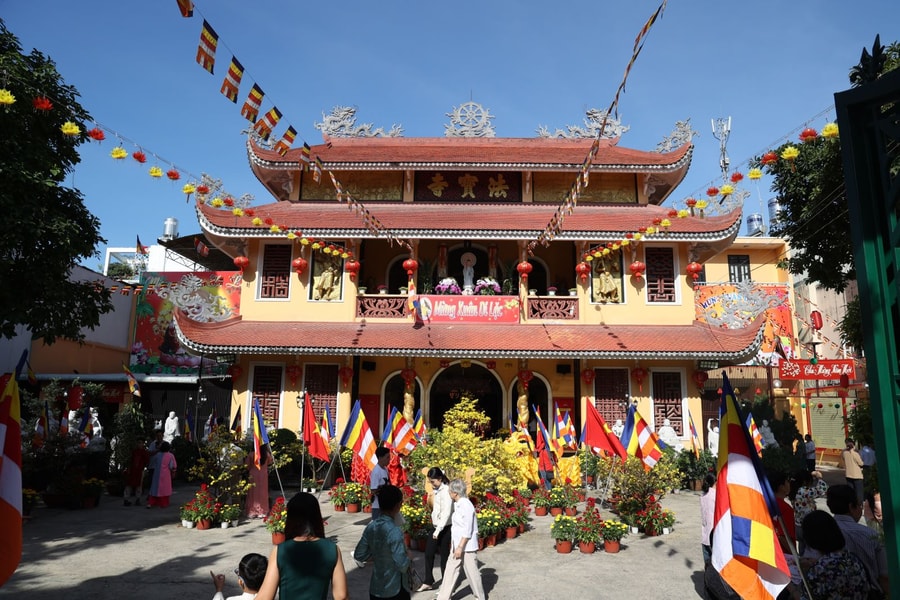 TP Hồ Chí Minh: Người dân nô nức đi lễ chùa ngày mùng 1 Tết