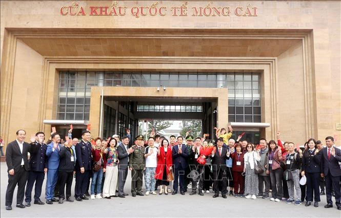 Cửa khẩu quốc tế Móng Cái nhộn nhịp đón khách du lịch 'xông đất' đầu năm