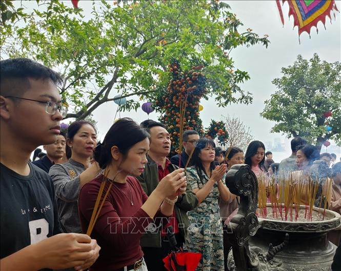 Đi lễ đầu Xuân: Gìn giữ nét văn hóa tâm linh của người Hà Nội