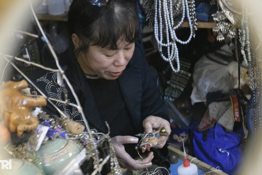 Chuyện nghề đặc biệt của chủ tiệm ở Hà Nội 30 năm không đóng cửa ngày Tết