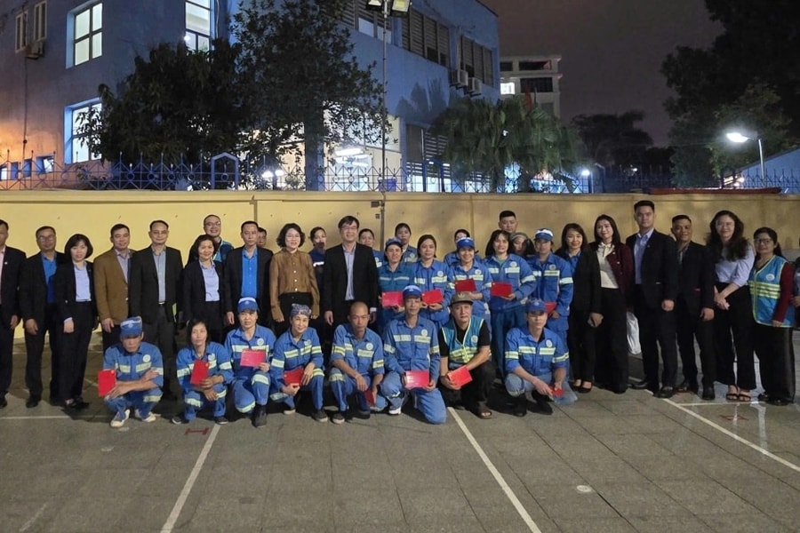 Công nhân miệt mài làm sạch đường phố đêm giao thừa bất ngờ nhận lì xì