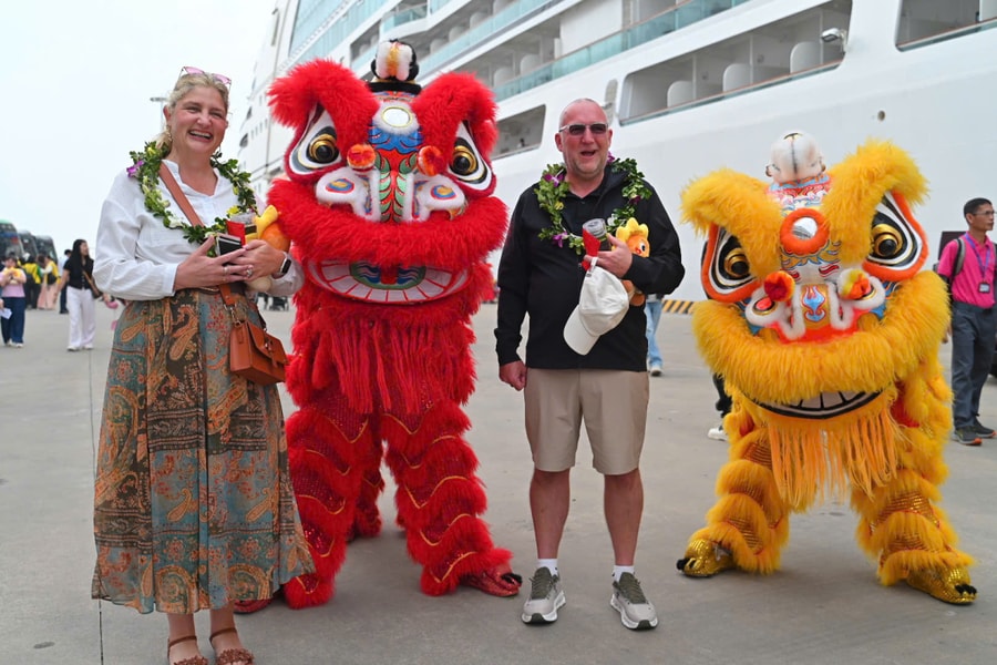 Hàng nghìn khách quốc tế 'xông đất' Việt Nam sáng mùng 1 Tết