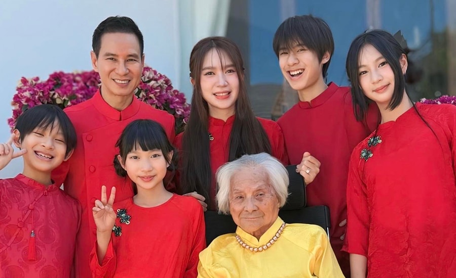 Dàn sao sum họp gia đình ngày đầu năm Bính Ngọ