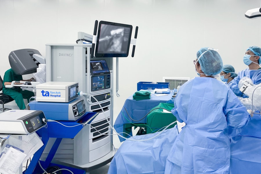 Mổ u phổi bằng robot