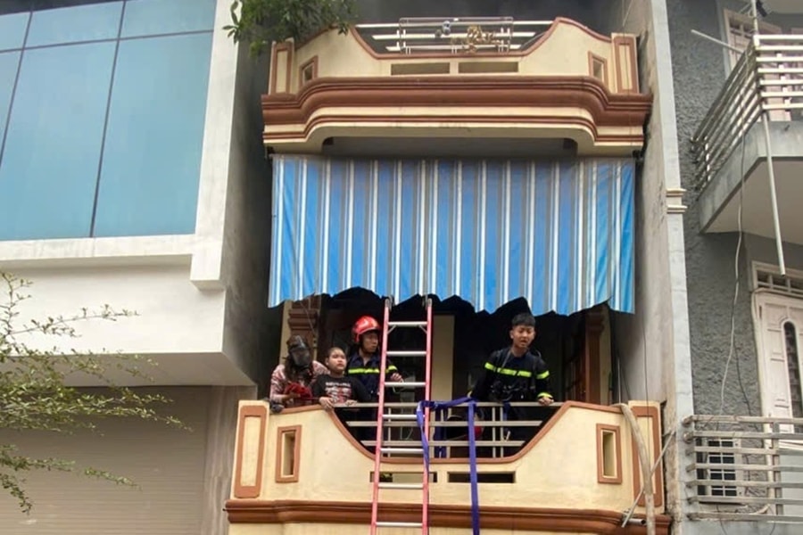 Giải cứu hai người trong đám cháy nhà sáng mùng 1 Tết