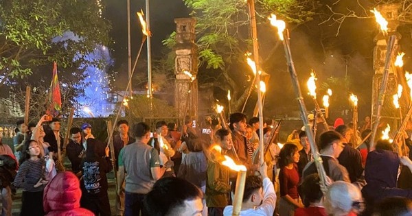 Cả làng ở Thanh Hóa rủ nhau ra đình làng xin lửa đêm Giao thừa