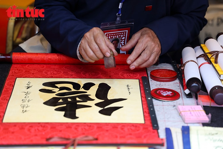 Mùng 2 Tết, nhộn nhịp xin chữ cầu may tại Văn Miếu – Quốc Tử Giám