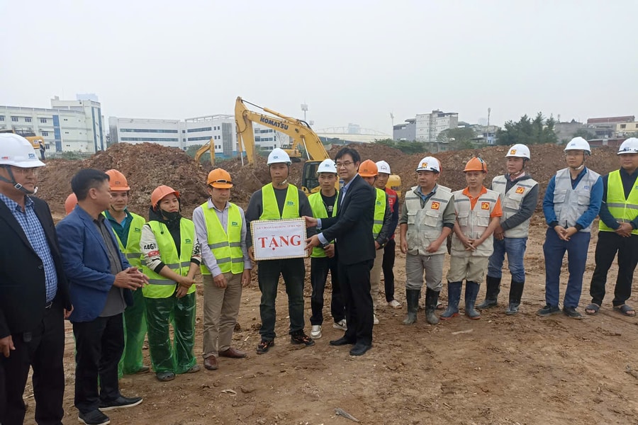 Động viên, tặng quà công nhân thi công xuyên Tết tại các dự án hồ điều hòa