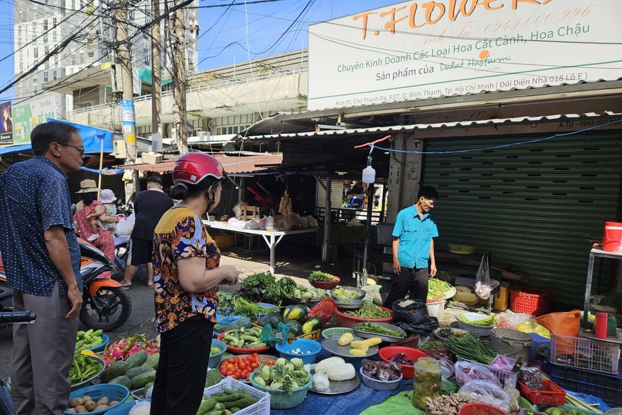 TP Hồ Chí Minh: Chợ truyền thống mở bán xuyên Tết, nhiều mặt hàng giảm giá sâu
