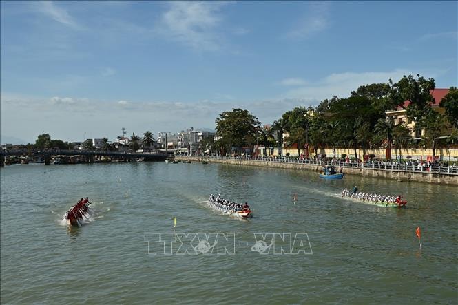Tưng bừng Lễ hội đua thuyền mừng xuân Bính Ngọ trên sông Cà Ty