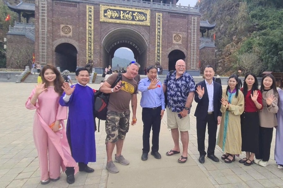 "Xông đất" Ninh Bình ngày đầu năm, du khách bất ngờ nhận lì xì