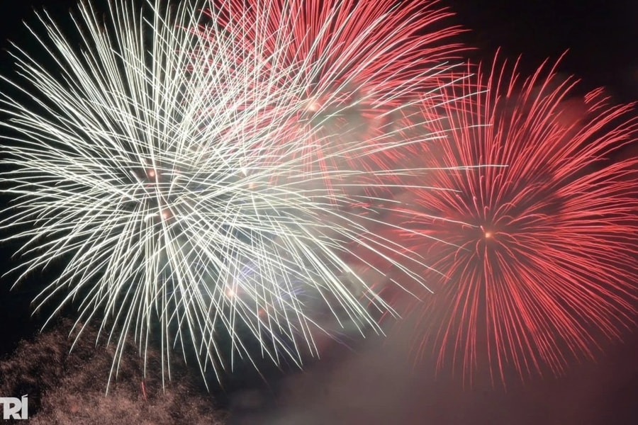 Video máy bay cất cánh lúc Giao thừa, pháo hoa rợp trời ở Việt Nam gây sốt