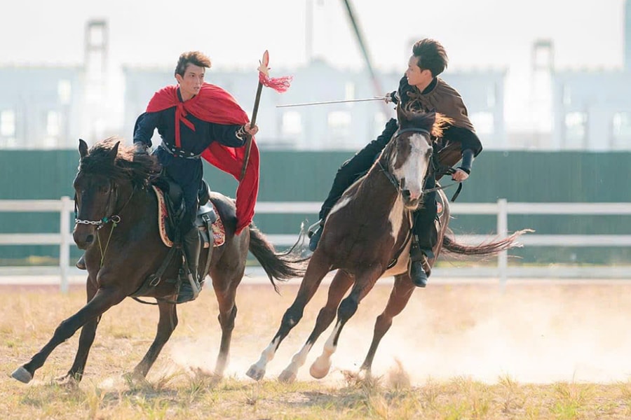 Những 'kỵ sĩ chân đất' xuống phố huấn luyện đàn ngựa tiền tỷ