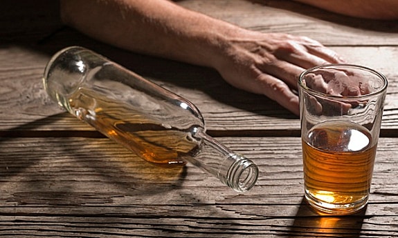 Uống nhiều nước để đào thải cồn nhanh?