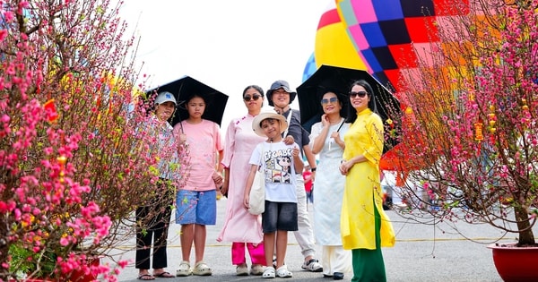 Những điểm đến hút khách du xuân mùng 2 Tết ở TPHCM