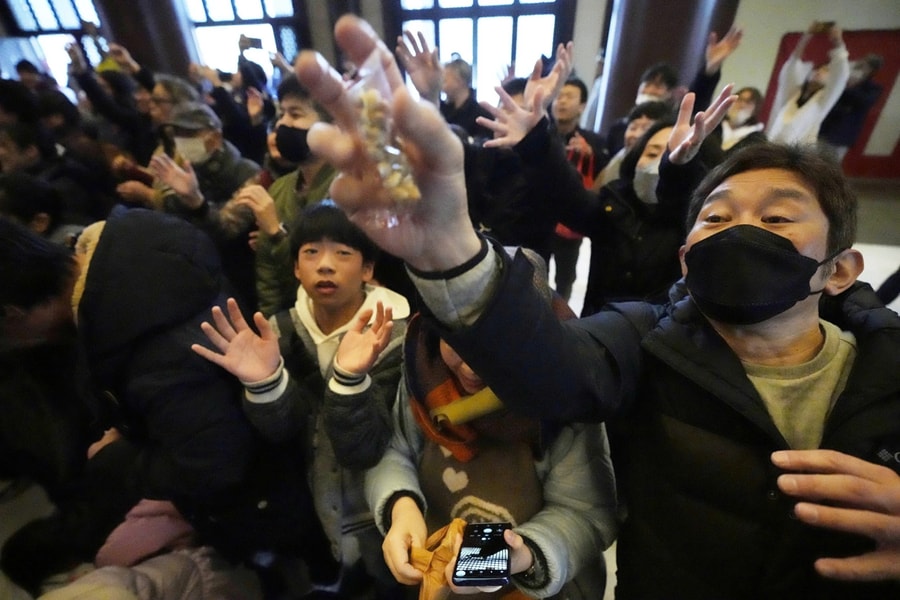 Nghi thức ‘ném đồ ăn’ kỳ lạ mang ý nghĩa phát tài ở châu Á