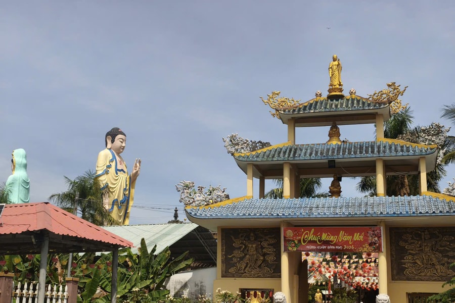 Người dân du xuân đầu năm với nhiều kỳ vọng mới