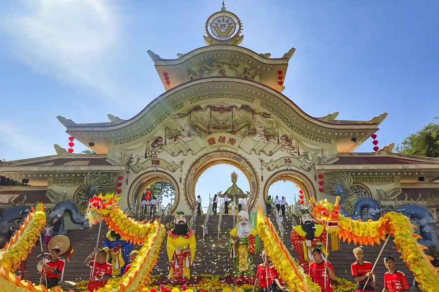 TP Hồ Chí Minh: Người dân, du khách rộn ràng du Xuân trong ngày mùng 3 Tết