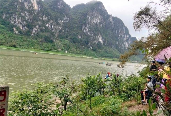 Lật thuyền trên sông Gianh làm 2 người tử vong, 2 người mất tích