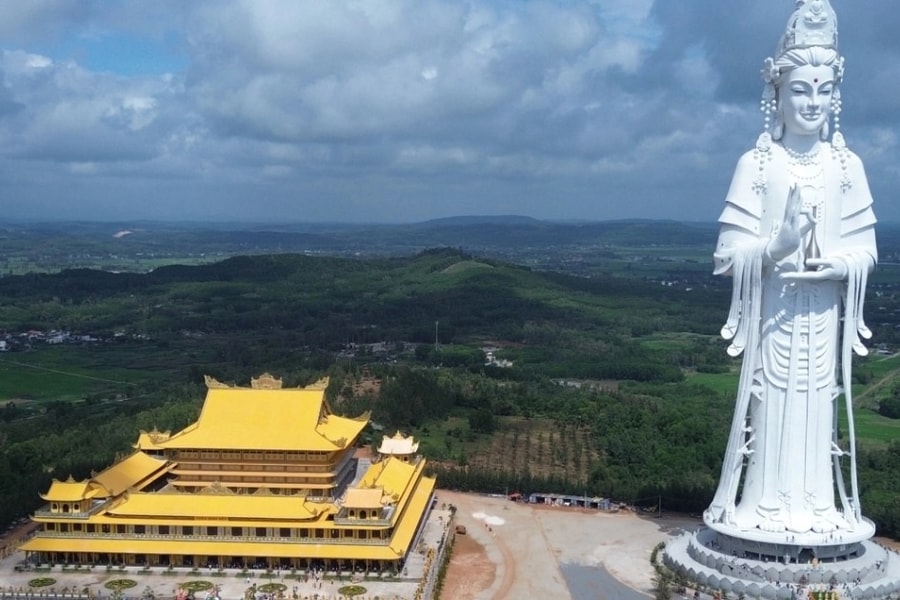 Hàng nghìn người chiêm bái tượng Quan Âm cao nhất Đông Nam Á