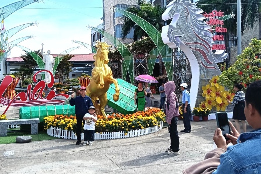 Đông đảo khách thập phương đổ về thánh đường đầu năm