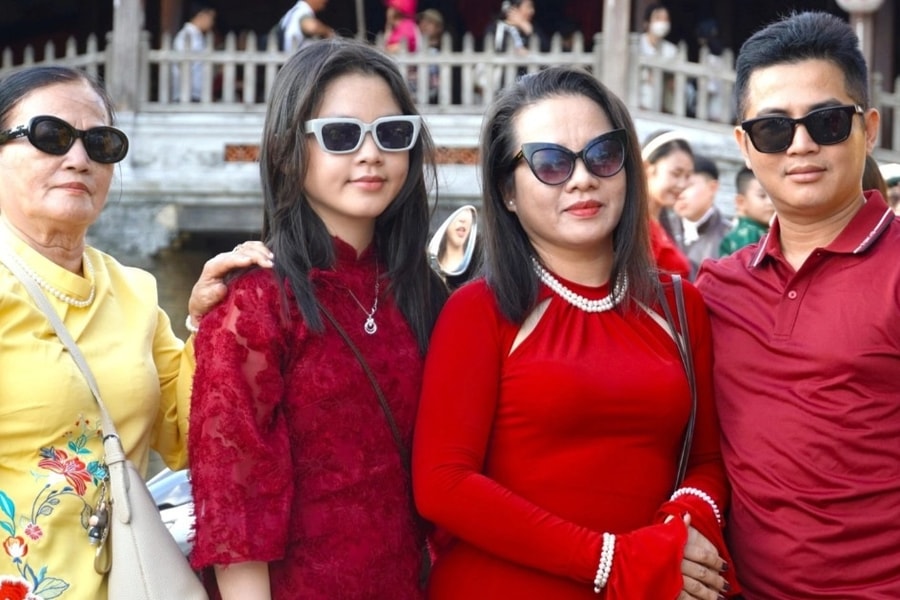 Biển người chen chân ở phố cổ Hội An ngày đầu năm Bính Ngọ