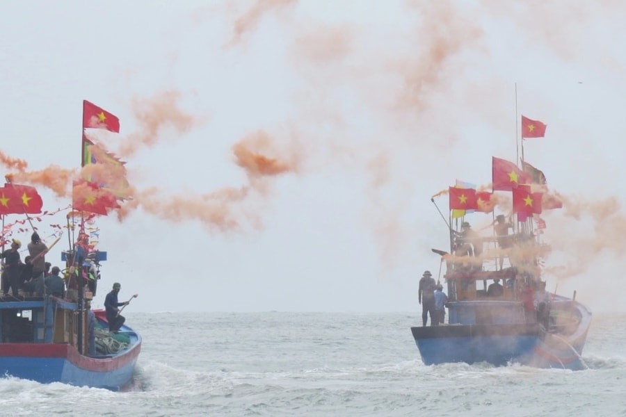 Mùng 3 Tết cửa biển rực rỡ khói màu, tàu cá nô nức ra khơi