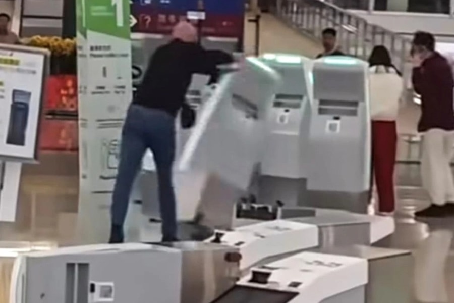 Du khách Anh phá 10 quầy ở sân bay, lộ 4 viên Viagra