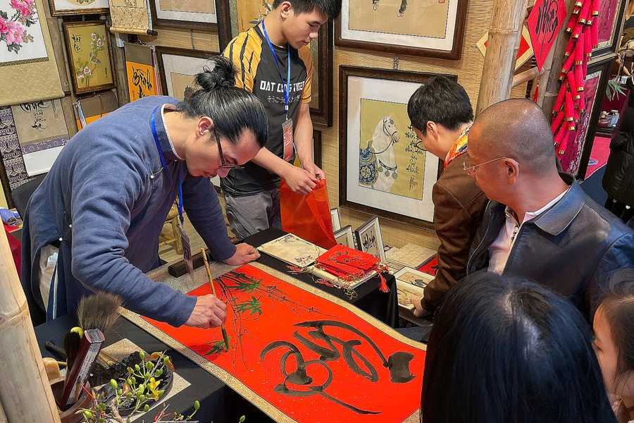 Khách chen chân vui chơi ở Văn Miếu - Quốc Tử Giám ngày đầu năm