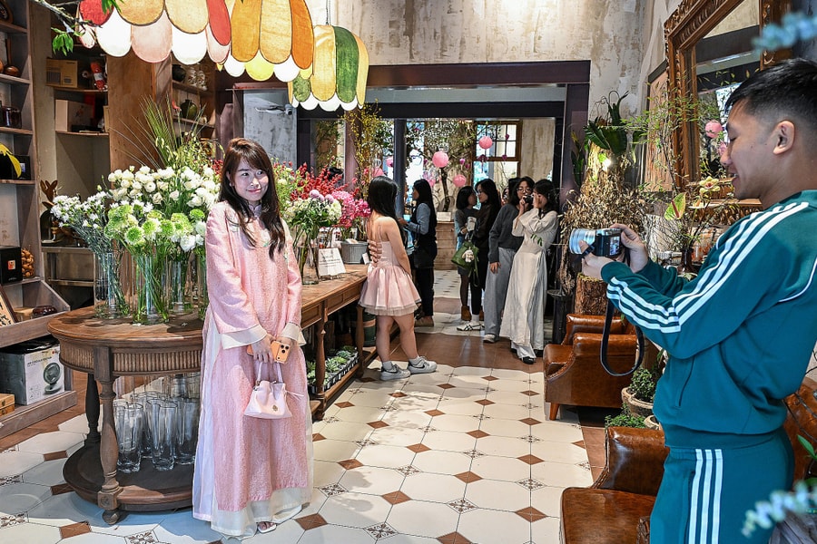 Quán cà phê tạo 'rừng' hoa tươi cho khách check in